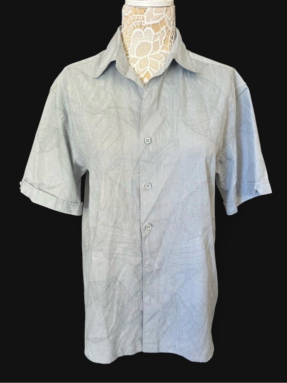 Men's Light Gray Short-Sleeve Button-Down Shirt with Subtle Leaf Print